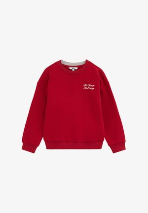 Sweat-shirt rouge à manches longues avec col rond, poignets et ourlet côtelés, avec un petit texte blanc "The Leisure Sky Lounge" sur le côté gauche de la poitrine.
