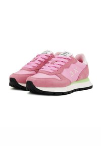 Sneaker in suede e rete rosa con suola nera, intersuola bianca e dettagli verdi, caratterizzate da un design a lacci con motivo.