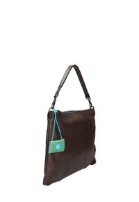 Borsa a spalla in pelle marrone con finitura testurizzata, chiusura con zip e tracolla regolabile. Include un piccolo etichetta verde con un accento blu.