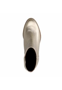 Metallisch goldener Knöchelstiefel mit glatter Textur, runder Spitze und schwarzem Innenraum. Verfügt über einen seitlichen Reißverschluss und eine flache beige Sohle.