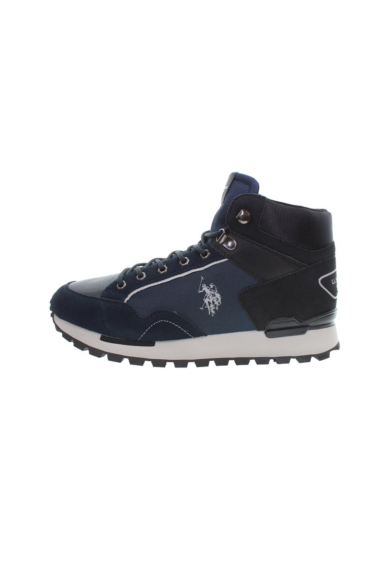 Sportliche High-Top-Sneaker mit einem Obermaterial aus marineblauem Stoff und Wildleder, schwarzen Akzenten, silbernen Ösen und einer strukturierten Gummisohle.
