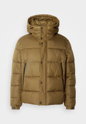 Jachetă puffer verde măsliniu, cu glugă, dotată cu butoni tip snap, două buzunare cu fermoar și un model matlasat pentru o izolație suplimentară.