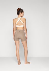 Puma STUDIO ULTRABARE SHORT - Tamprės - totally taupe
