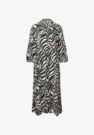 Zielono-biała sukienka w zebra, długości do kolan, z wykładanym kołnierzykiem, guzikami z przodu oraz luźnymi rękawami o długości trzech czwartych.