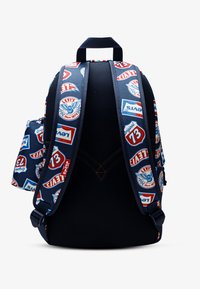 Jūrų laivyno kuprinė su įvairiais Levi's logotipo pleistrais, tinklelio nugarą, paminkštintomis petnešomis ir oranžinėmis siūlėmis. Šoninis kišenė su reguliuojama dirželiu.