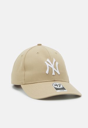 Casquette de baseball beige en mélange de coton, arborant un logo New York brodé blanc. Sangle arrière réglable, visière courbée et trous de ventilation.