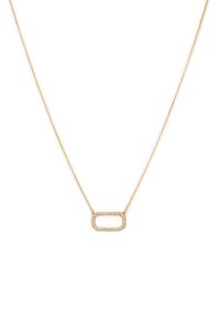 Guldkæde med en rektangulær pendantsmykke prydet med små klare sten, hængende fra en delikat kæde. Glat metallisk overflade, poleret finish.