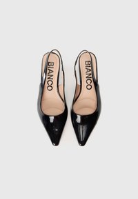 Chaussures slingback en cuir verni noir avec un bout pointu, des côtés ouverts, et une semelle intérieure beige arborant "BIANCO" en noir. Texture lisse, design élégant.