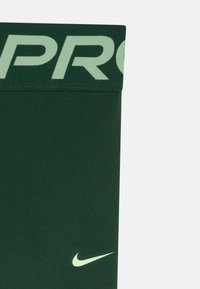 Nike Performance DF PRO LEGGINGS - Retuusid - fir/barely volt