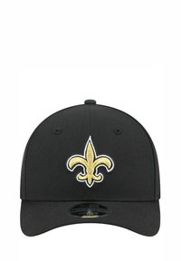 Schwarze Kappe mit strukturiertem Design, die ein auffälliges, gesticktes goldfarbenes Fleur-de-Lis-Logo auf der Vorderseite und einen flachen Schirm aufweist.