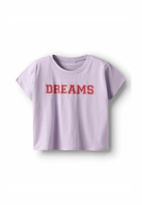Kortärmad kort t-shirt i ljuslila bomull, med ordet "DRÖMMAR" i fet röd text över framsidan.