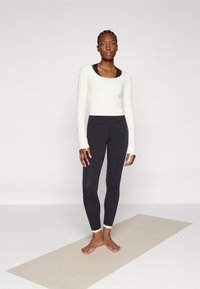 Athleta TRANSCEND TOP - Ilgarankovis viršutinės dalies drabužis - pelican cream