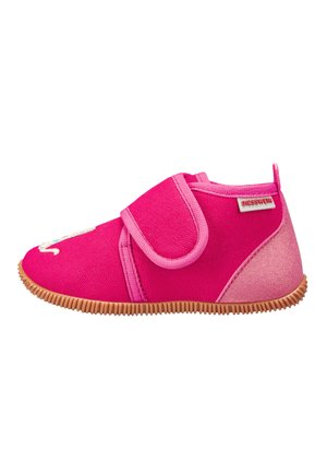 Chaussure en tissu rose avec une sangle Velcro, semelle en caoutchouc texturée et un accent rose brillant au talon. Présente un motif décoratif à l'avant.