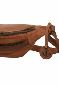 Braune Leder-Gürteltasche mit glatter Oberfläche, ausgestattet mit einem Reißverschlusstasche und einem runden Anker-Anhänger, der am Riemen befestigt ist.