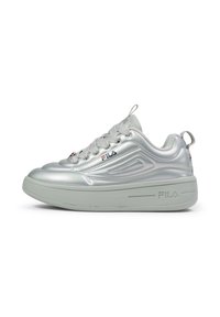 Scarpa da ginnastica argento con una superficie liscia e metallica, punta arrotondata, lacci grigi e suola spessa. Presenta il logo Fila e dettagli di design sui lati.