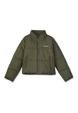 Olivově zelená prošívaná bunda s vysokým límcem, zipovým zapínáním, dvěma bočními kapsami a logem na hrudi. Má boxy střih a prošívanou texturu.