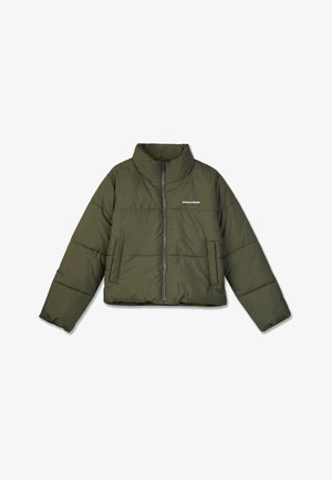 Oliwkowa, pikowana kurtka z wysokim kołnierzem, zamek błyskawiczny, dwie boczne kieszenie oraz detal z logo na piersi. Charakteryzuje się luźnym krojem i pikowanym wzorem.