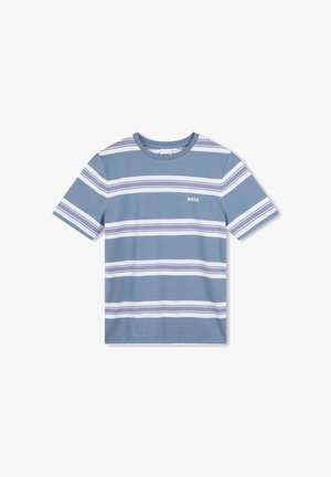 T-shirt blu a maniche corte con strisce orizzontali viola e bianche. Presenta un piccolo logo "BOSS" sul petto. Materiale in cotone.