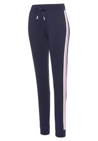 Navyblaue Jogginghose mit Kordelzugbund, Taschen an den Seiten und bunten Streifen in Pink und Weiß entlang der äußeren Nähte. Weiche Textur.