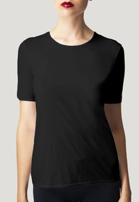 T-shirt noir à manches courtes, col rond, texture lisse, design ajusté, accents minimaux, sans motifs.