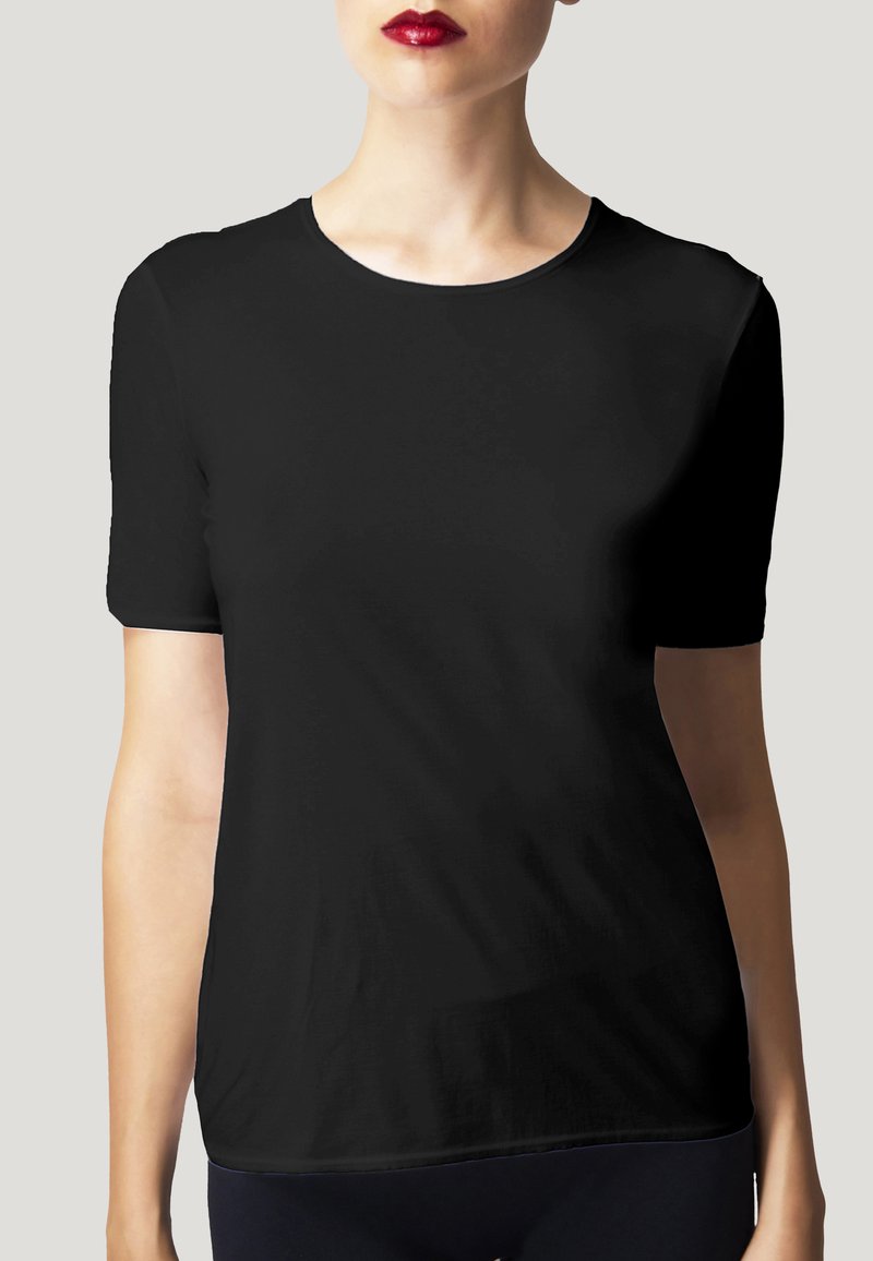 T-shirt noir à manches courtes, col rond, texture lisse, design ajusté, accents minimaux, sans motifs.