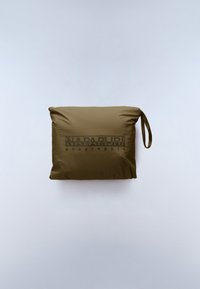 Συμπαγής ελιά πράσινη θήκη με λογότυπο Napapijri Geographic και λουράκι καρπού σε απλό ανοιχτό φόντο.