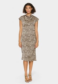 Haljina s printom leoparda s kap sleeves, koja ima drapiranu ovratniku. Tkanina je meka, s rubom do koljena i elegantnim, prilagođenim oblikom.