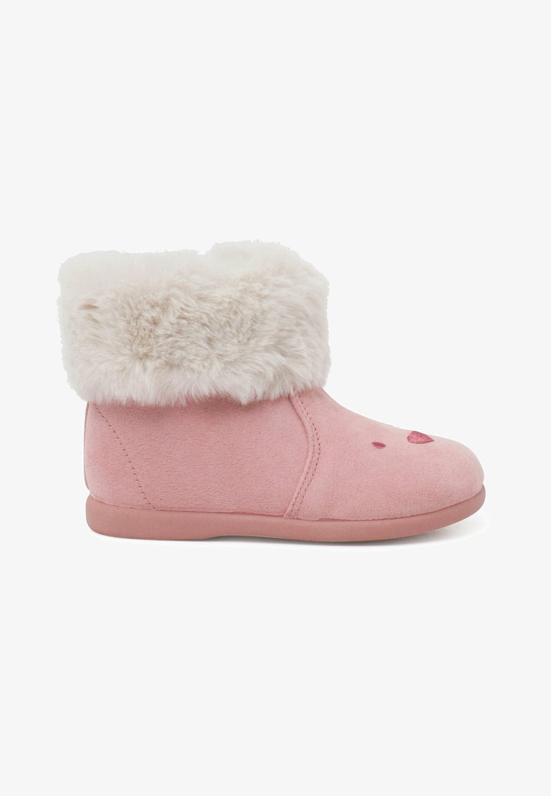 Bota de casa rosa hecha de material suave con un puño de peluche beige y esponjoso. Presenta una linda cara de animal con detalles bordados en la punta.