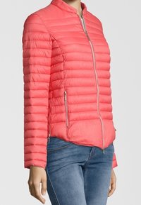 Koralowa kurtka puchowa z poziomym pikowaniem, stojącym kołnierzem i zapięciem na zamek z przodu. Posiada boczne kieszenie oraz gładki, lekki materiał.