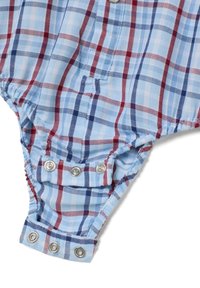 Tela de cuadros azul y blanco con acentos rojos, que cuenta con broches en la parte inferior y recogido elástico para una forma ajustada.