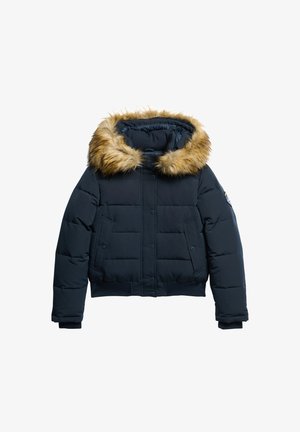 Chaqueta acolchada azul marino con capucha con acabados de piel, que presenta un diseño estructurado, cierre de botones a presión y dos bolsillos frontales.