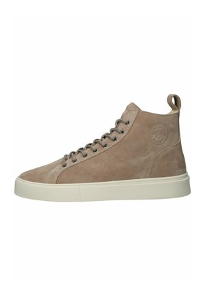 Zapatillas altas de ante en color beige claro con punta redonda, suela plana color crema y ojetes de metal para los cordones. Presentan un logo en la zona del tobillo.