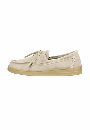 Beiger Mokassin-Schuh aus Veloursleder mit Schnürung und strukturierter hellbrauner Gummisohle, von der Seite auf weißem Hintergrund gezeigt.
