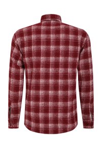 Camisa de franela a cuadros rojos y blancos, de manga larga, con cuello, aberturas para los bolsillos en las costuras laterales, textura suave, dobladillo recto. Vista trasera.