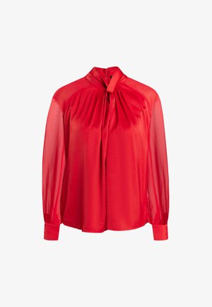 Rode blouse met een hoge kraag en strikdetail, lange doorzichtige mouwen en een gladde satijnen textuur. Bevat een ritssluiting aan de achterkant.