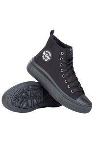 Czarne sneakersy za kostkę na płaskiej podeszwie, z okrągłym noskiem, gumową podeszwią, metalowymi oczkami oraz naszywką z logo na boku. Teksturowany wzór bieżnika na podeszwie.