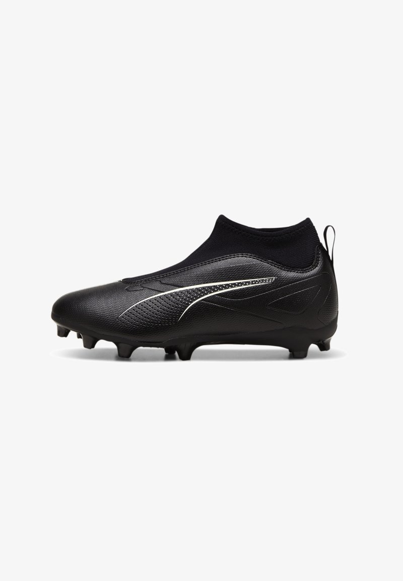 Crampon de football noir au design élégant, tige synthétique texturée, col pour un soutien de la cheville, et semelle extérieure à pointes coniques pour une traction optimale.