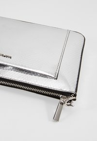 PARFOIS Pikkulaukku - silver-coloured