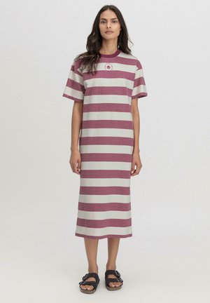 Abito a righe con maniche corte, presenta righe alternate in maroon e grigio chiaro, lunghezza ginocchio, materiale in cotone, con una piccola grafica sul petto.