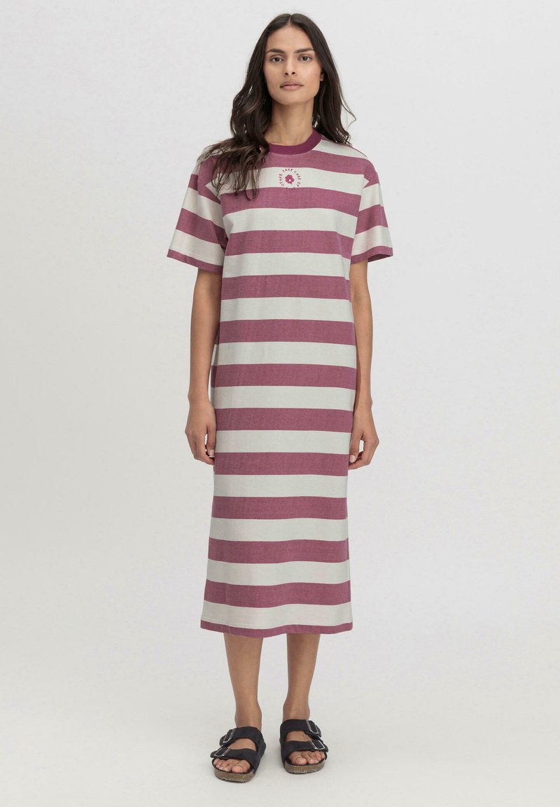 Gestreiftes Kleid mit kurzen Ärmeln, verfügt über abwechselnd kastanienbraune und hellgraue Streifen, knielang, aus Baumwollmaterial, mit einem kleinen Grafikaufdruck auf der Brust.