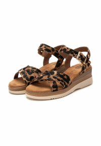 Sandalias de cuña con estampado de leopardo, tiras de ante marrón, plantilla acolchada y suela de goma beige. Cuenta con hebillas ajustables para un ajuste seguro.