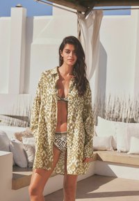 Next COVER-UP REGULAR FIT - Dodaci za plažu - khaki green animal