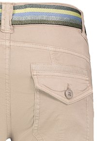 Beige broek met een textured tailleband met blauwe, groene en gele strepen. Inclusief een klepzak met een knoopdetail.