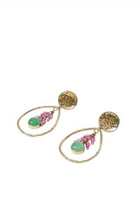 Pendientes en tono dorado con un stud circular texturizado, aros en forma de lágrima y acentos de piedras verdes y rosas.