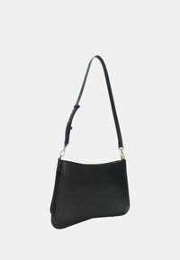 Borsa a tracolla in pelle nera con corpo curvo, tracolla regolabile e hardware dorato. Texture liscia, design minimalista, chiusura con zip.