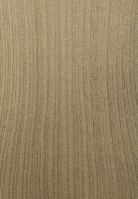 Tecido dourado com texturização estriada e brilhante, apresentando riscas verticais e um acabamento suave, adequado para várias aplicações têxteis.