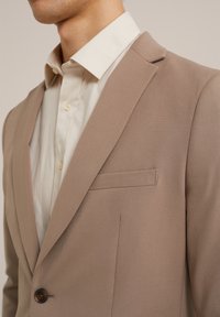 WE Fashion THE FLEX SUIT - Švarkas - brown