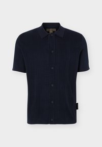 Μπλε ναυτικό πλεκτό πουκάμισο με κοντά μανίκια, κάθετη ραβδωτή υφή, κουμπιά μπροστά και κλασικό γιακά.