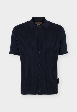 Μπλε ναυτικό πλεκτό πουκάμισο με κοντά μανίκια, κάθετη ραβδωτή υφή, κουμπιά μπροστά και κλασικό γιακά.