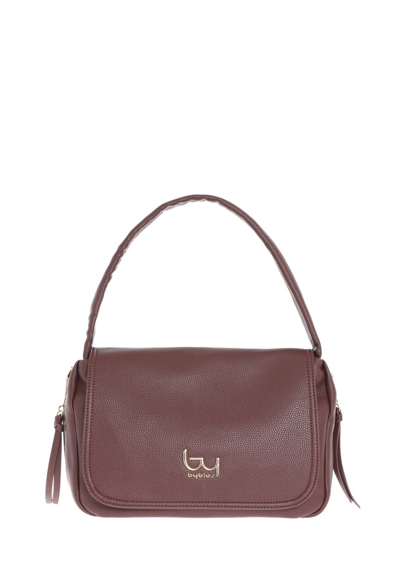 Borsa a tracolla in pelle marrone con una maniglia singola, accentuata da un logo dorato, chiusura a patta e tasca laterale con zip.